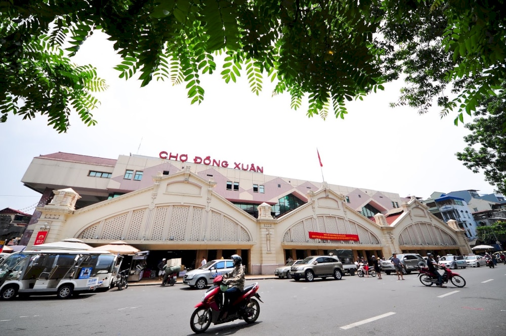 Dong Xuan Market is a place that attracts many locals and tourists